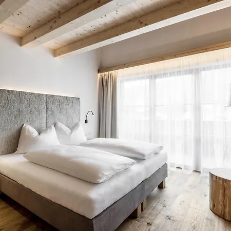 Hotel Stoeres - Active Wellbeing St. Kassian